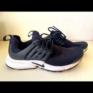 Nike Air Presto Black & White Size 8